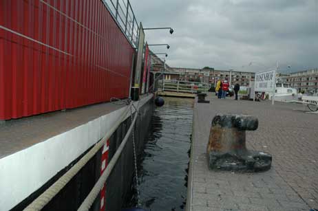 Das Theaterschiff wurde am Donnerstagmorgen »schief« vertäut. Es fehlt laut Behörde aber immer noch 1 Meter, erzählte Rosenhof-Chef Reiner Hülsebusch. Foto: RD 
