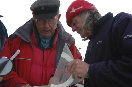 TA-Fotochef Karl Erhard Vögele lässt sich die Sachlage erläutern. Foto: RD 