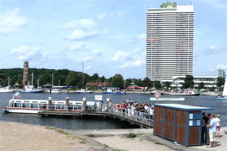 Ein ganz neues Fährgefühl – ein Schiff der Quandt-Linie unterstützt die LVG, weil eine große Fähre ausgefallen ist und repariert werden muss. Hieran wird mit Hochdruck gearbeitet. 