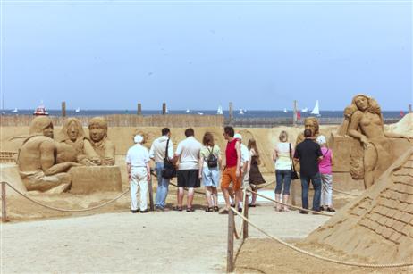 Wie gut die Erklärungen bei den Besuchern ankommen, sieht man auf diesem Bild. Sie werden mit Interesse gelesen. 