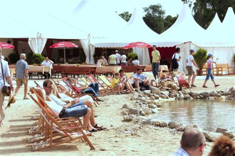 Es gibt Sonne pur – und wer den Schatten sucht, kann im kühlen Zelt Essen und Trinken oder auch nur einfach sitzen und plaudern. 
