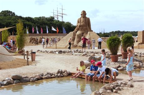 Im Sandworldriver plantschen – die Sandworld ist kinderfreundlich. Und Napoleon scheint zu lächeln. Im Hintergrund erinnern die Masten der PASSAT an die maritime Umgebung. 