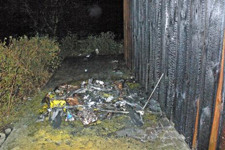 Die Reste des verbrannten Containers nahe der Wiekstraße.