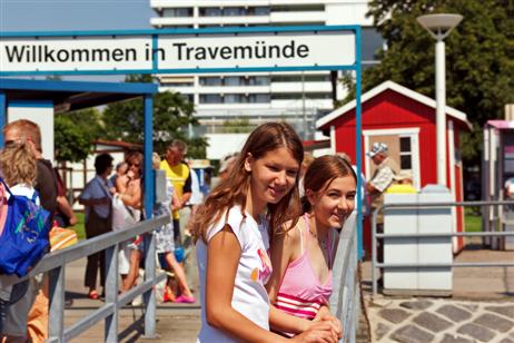 Willkommen in Travemünde! Katharina (links) und Hellen am Anleger Priwallfähre.