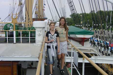 Katharina und Hellen auf der 115 m langen Passat auf dem Weg vom Bug zum Heck. 