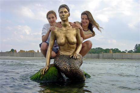 Hellen und Katharina besuchen die Nymphe. 