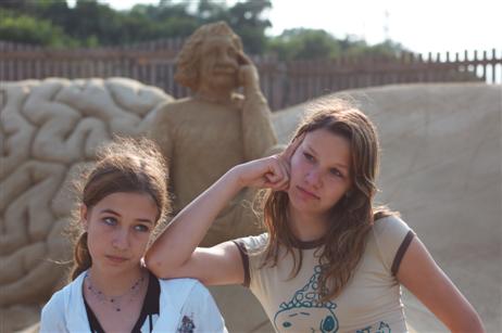 Einsteins Denkerpose regt an. 