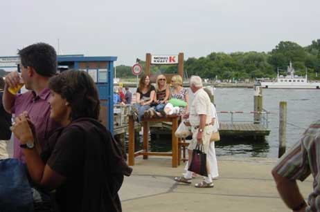 Die drei Frauen ruhen sich während ihres Bummels über die Travemünder Woche kurz aus. Foto: WOLFGANG MOEBIUS