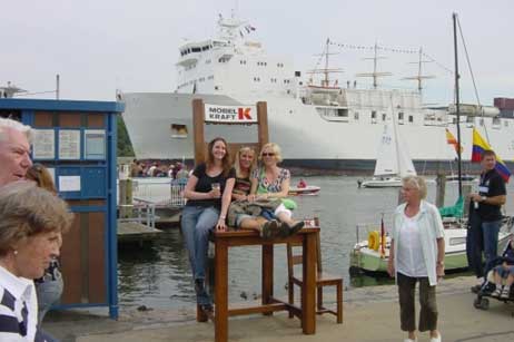 Während der Stuhlbesetzung lief auch das Fährschiff »MS Vegaland« aus. Foto: WOLFGANG MOEBIUS