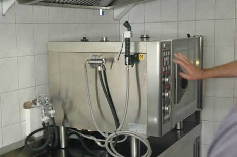 Prunkstück der neuen Küche: Der moderne Kombi-Dämpfer. Foto: RD