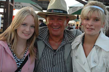 So wie Werner Lehnert, stets umschwärmte Travemünder Frohnatur, wünschen wir uns unsere Gäste auf dem Landprogramm. Foto: HN