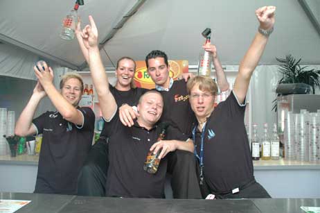 Sie sorgen für Stimmung vom Frühstück bis spät in die Nacht: Das Team vom Sailors Beach Club. Foto: HN