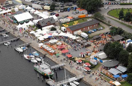 Das Seglervillage an der Travepromenade war das Herzstück an Land der 118. Travemünder Woche. Foto: TRAVEMÜNDER WOCHE