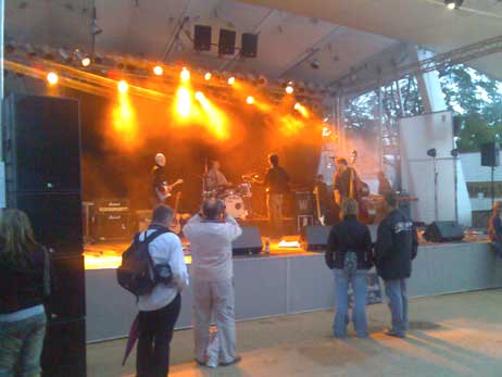 Auf der Bühne der Musikmuschel im Brügmanngarten gab es einige gute Live-Bands zu hören. Gleich daneben der absolute Gewinner der Travemünder Woche, der Citti-Park mit einem gut betreuten und kostenlosen Programm für die ganze Familie. Foto: RD