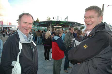 Auf der Travemünder Woche mehrfach gesehen: Travemündes CDU-Chef Klaus Petersen (links), hier mit Michael Koch (ebenfalls CDU). Zur aktuellen Diskussion um die Infrastruktur der Travemünder Woche erklärte Petersen auf Nachfrage von »Travemünde-Aktuell«, die Gelder könnten dann ja nur aus den Bereichen Sport, Wirtschaft und Tourismus (LTM) kommen. Eine Chance für mehr Toiletten und Sanitäranlagen sieht er dann noch in der geplanten Modernisierung der Travepromenade, wo auch Gelder aus dem Hochwasserschutz-Topf kommen könnten (wie schon in Haffkrug geschehen). Da seien Förderungen bis 70 Prozent möglich. Ein Yachthafen hingegen könne nur über einen privaten Investor realisiert werden. Foto: HN