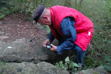 TA-Fotochef Karl-Erhard Vögele untersucht alte Bunkerreste auf dem Priwall. Hier andelt es sich aber nur um einen Schutzbunker für Luftangriffe. Da ist nichts zu finden. Sondengeher gehen eher in den Wald. Manchmal, berichten Spaziergänger, sieht man Löcher im Boden von den Grabungen. Foto: HELGE NORMANN