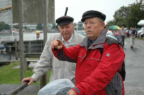 TA-Fotchef Karl-Erhard Vögele (rechts) ließ sich von Herrn Suhrbier erklären, wie das damals war mit dem U-Boot-Hafen. Ob durch die Sondengeher bedeutende Funde verloren gehen? Der Zeitzeuge glaubt nicht, dass auf dem Priwall noch viel liegt. Foto: HELGE NORMANN