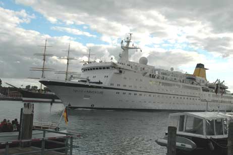Die »Spirit of Adventure« wurde heute von der Schiffsbegrüßungsanlage verabschiedet. Foto: HELGE NORMANN 