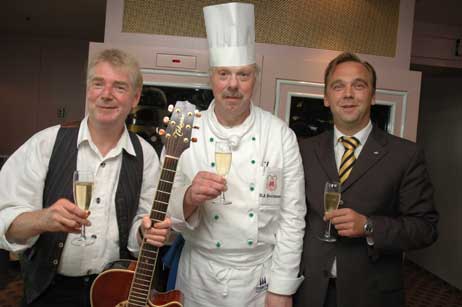 Musiker Eddie Winkelmann, Hans-Joachim Peschmann und Maritim-Direktor Oliver Gut stießen heute auf das besondere Fischgericht »mehr Meer« im Restaurant »Über den Wolken« an. Foto: HELGE NORMANN 