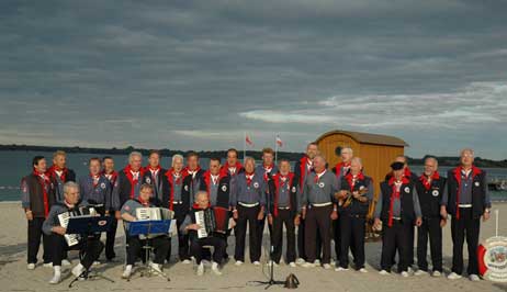 Der Shanty-Chor »Möwenschiet« musizierte am Strand. Foto: HELGE NORMANN 