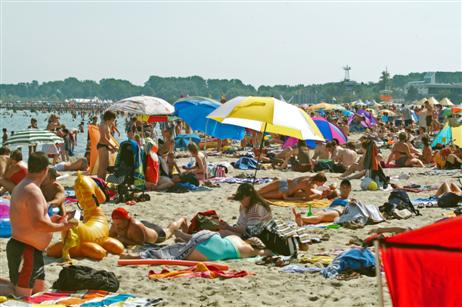 So lässt es sich aushalten: Mit einem Sonnenschirm am Strand. Wenn es zu heiß wurde: Ab in die Ostsee. Foto: KARL ERHARD VÖGELE 