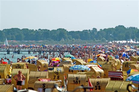 Strandkörbe, Menschen. Traumwetter in Travemünde. Foto: KARL ERHARD VÖGELE 