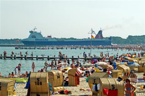Die großen Schiffe ziehen vorbei. Das gibts so nah nur in Travemünde. Foto: KARL ERHARD VÖGELE 