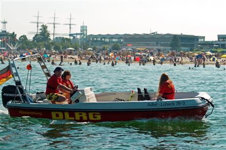 Die DLRG passt auf. Über die ehrenamtlichen Helfer wird bald noch mehr in »Travemünde-Aktuell« zu lesen sein. TA-Fotochef Karl-Erhard Vögele arbeitet gerade an einer seiner beliebten Foto-Reportagen. 