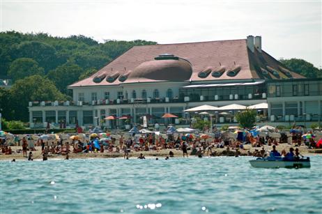 Badegäste vorm Columbia-Hotel, wo heute schon erste Aufbauarbeiten für die »Event-Hochzeit« am Dienstag zu sehen waren. Foto: KARL ERHARD VÖGELE 