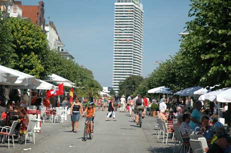 Gut besetzt: Die Straßencafés in der Vorderreihe. Foto: HELGE NORMANN 
