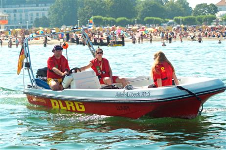 Kontrollfahrt außerhalb des Schwimmbereiches am Strand. 
