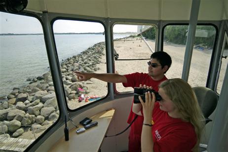 Mareike Degner und Hans Seibt (r) beim Absuchen von Strand, Wasser und Horizont und Beobachtung eventuell unklarer Situationen, die unter Umständen ein Eingreifen notwendig machen. 