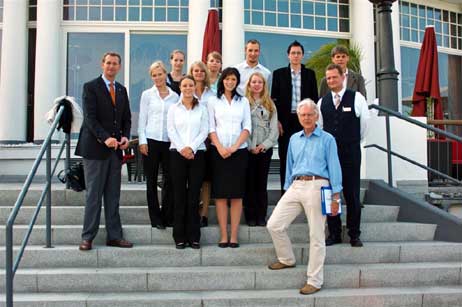 Bei der Arbeit im Hotel muss man natürlich auch Auskünfte über den Ort geben können. Die Azubis machten heute mit Trave-Guide Wolfgang Moebius (der auch Verleger von »Travemünde Aktuell« ist) einen Rundgang durch Travemünde. Foto: KARL ERHARD VÖGELE