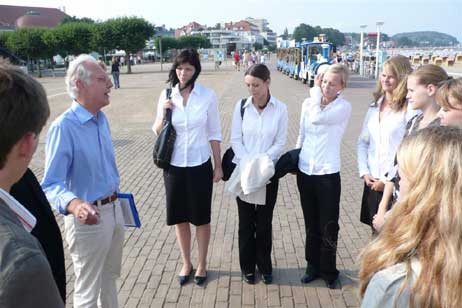 Erste Station der Rundtour, die im Fischereihafen endete, war die Travepromenade. Foto: KARL ERHARD VÖGELE