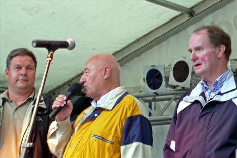 Stadtpräsident Peter Sünnenwold (Mitte) eröffnete, flankiert von Markus Hellwich (1. Vorsitzender des TSV) und Klaus Petersen (CDU-Chef Travemünde) den 30. St. Lorenz Markt. Foto: KARL ERHARD VÖGELE 