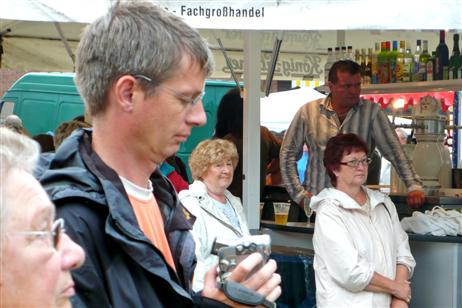 TA-Chefredakteur Helge Normann war mit der Videokamera dabei und vervollständigte seine Sammlung mit Altstadtfest-Eröffnungsansprachen: »Ich hab auch die aus 2005 und 2006. Wer die vorhergehenden 27 Ansprachen gefilmt hat, soll sich bitte bei mir melden«, sagt er. Foto: KARL ERHARD VÖGELE 