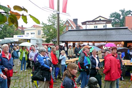 Trotz durchwachsenen Wetters gut besucht: Der St. Lorenz Markt am Freitag. Morgen früh bleibt es hoffentlich trocken, dann ist Flohmarkt-Meile in der Kurgartenstraße. Foto: KARL ERHARD VÖGELE 