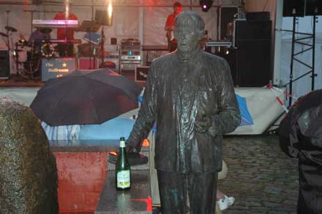 Da hatte jemand Mitleid mit dem nassen Otto und hat ihm einen guten Schluck dagelassen. Foto: HELGE NORMANN