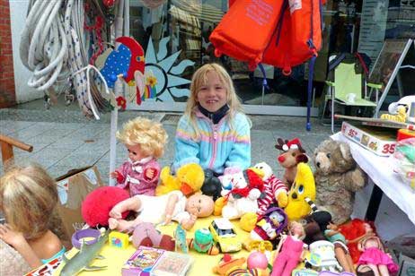 Wer wohl meine Sachen haben will? Früh übt sich, wer ein Flohmarktfreak werden will. Foto: KARL ERHARD VÖGELE
