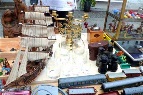 Wirkliche Schnäppchen bot dieser Flohmarkt. Eine Eisenbahn und mehrfach angeboten der Lüb’sche Leuchter mit 1, 2 bzw. 3 Armen. Alle gingen weg bis auf einen. Er lag wohl über dem Marktpreis. Foto: KARL ERHARD VÖGELE