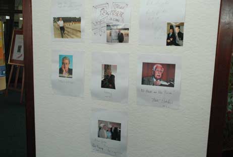Auch Frank Elstner ist schon im Rosenhof aufgetreten, wie auf der Pinnwand zu sehen ist. Foto: RD 