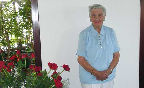 Frau Maria Cramer ist 101 Jahre alt und lebt seit März 2001 in ihrem Appartement. Foto: ROSENHOF 