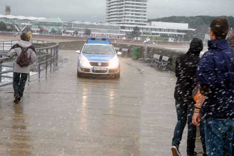 Die Polizei bat die Spaziergänger auf der Nordermole, das Gefahrengebiet sofort zu verlassen. Anschließend wurde die Mole gesperrt. Foto: RD