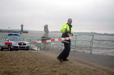 Mit rot-weißem Band sperrte die Polizei die Nordermole. Zuvor soll eine Spaziergängerin von einer Welle ins Meer gerissen worden sein. Foto: RD