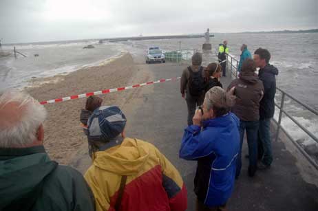 In Travemünde gibt es immer was zu gucken, auch bei übelstem Wetter. Dass die Mole gesperrt wird, ist allerdings selten. Foto: RD