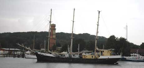 Die Finnische »Estelle« zog heute an Travemündes Altem Leuchtturm, dem ältesten Leuchtturm Deutschlands, vorbei. Foto: RD 