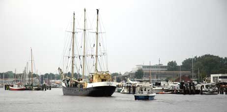 Die »Estelle« fährt Richtung Fischereihafen. Foto: RD 