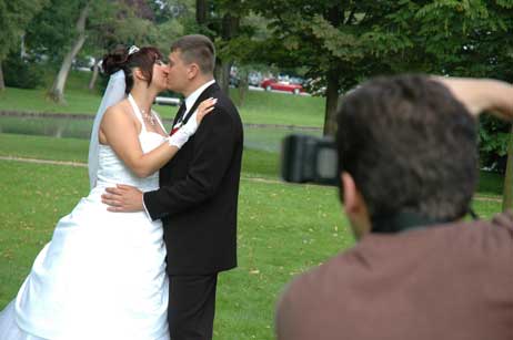 Valentina und Dénis aus Lübeck ließen heute Fotos fürs Hochzeits-Album im Godewindpark machen. Foto: RD