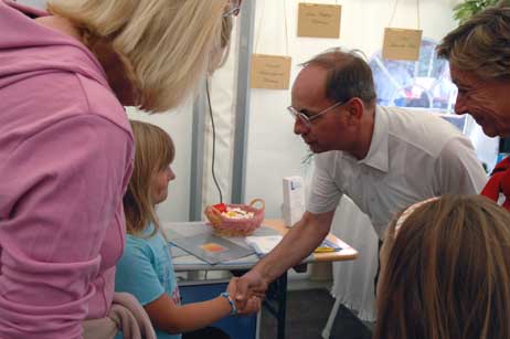 Hans-Christian Lüders begrüßte Maggie auf dem Handwerker-Fest.