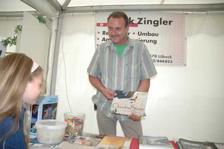Frank Zingler hatte viel Info-Material parat. Das größere Zelt, in dem sich alle gemeinsam präsentieren, war ein schöner Erfolg.
